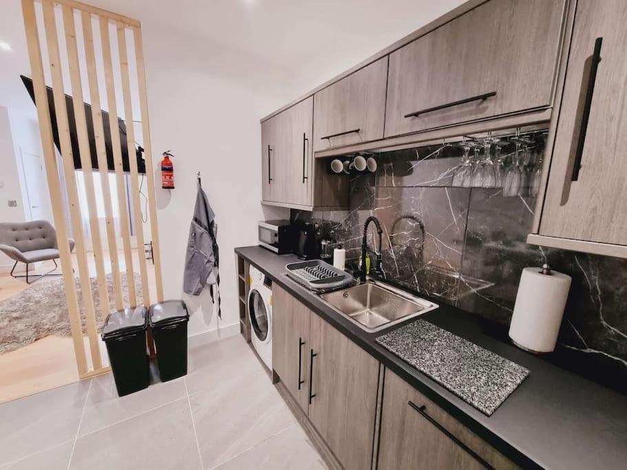 Lmk, Spacious 1 Bedroom Ground Floor Apartment, Ev Charger, Free Parking Wi-Fi, Great Location Белфаст Экстерьер фото